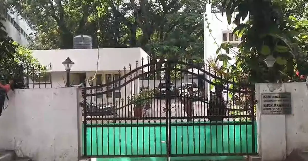 ಸಚಿವ ಸತೀಶ್ ಜಾರಕಿಹೊಳಿ ನಿವಾಸಗಳ ಮೇಲೆ ED ದಾಳಿ ಸಚಿವ ಸತೀಶ್ ಜಾರಕಿಹೊಳಿ ನಿವಾಸಗಳ ಮೇಲೆ ED ದಾಳಿ