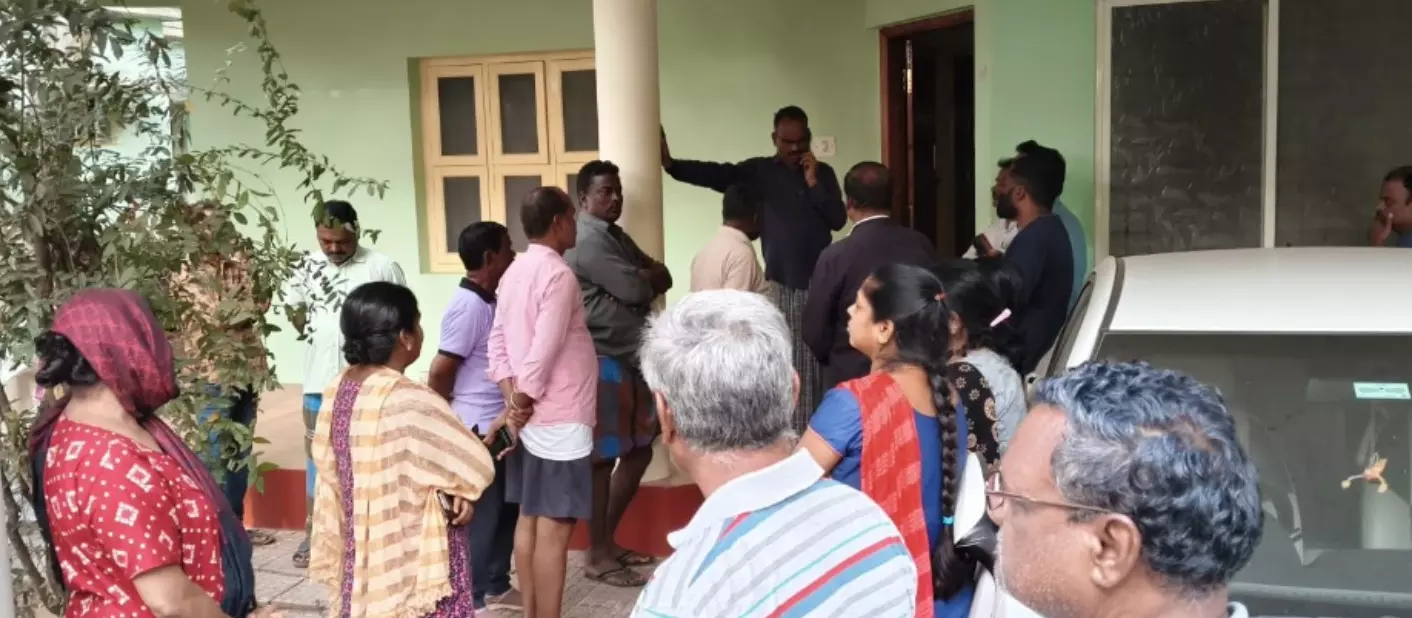 Chamarajanagar | ಪೂರೈಕೆಯಾಗದ ಕುಡಿಯುವ ನೀರು; ಪೌರಾಯುಕ್ತರ ನಿವಾಸಕ್ಕೆ ಮುತ್ತಿಗೆ ಹಾಕಿದ ನಾಗರಿಕರು Chamarajanagar | ಪೂರೈಕೆಯಾಗದ ಕುಡಿಯುವ ನೀರು; ಪೌರಾಯುಕ್ತರ ನಿವಾಸಕ್ಕೆ ಮುತ್ತಿಗೆ ಹಾಕಿದ ನಾಗರಿಕರು