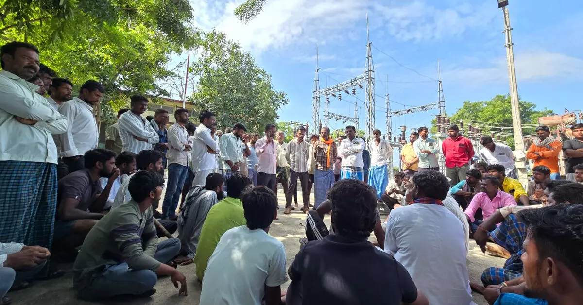 Kalaburagi | ನೆಲೋಗಿ ಕೆಇಬಿ ವಿರುದ್ಧ ರೈತರ ಪ್ರತಿಭಟನೆ; ಸಮರ್ಪಕ ವಿದ್ಯುತ್ ಪೂರೈಕೆಗೆ ಆಗ್ರಹ Kalaburagi | ನೆಲೋಗಿ ಕೆಇಬಿ ವಿರುದ್ಧ ರೈತರ ಪ್ರತಿಭಟನೆ; ಸಮರ್ಪಕ ವಿದ್ಯುತ್ ಪೂರೈಕೆಗೆ ಆಗ್ರಹ