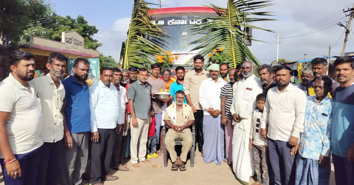 Yelburga | ಕರಮುಡಿಯಿಂದ ಹೊಸಪೇಟೆಗೆ ನೂತನ ಬಸ್ ಸೇವೆ ಆರಂಭ Yelburga | ಕರಮುಡಿಯಿಂದ ಹೊಸಪೇಟೆಗೆ ನೂತನ ಬಸ್ ಸೇವೆ ಆರಂಭ