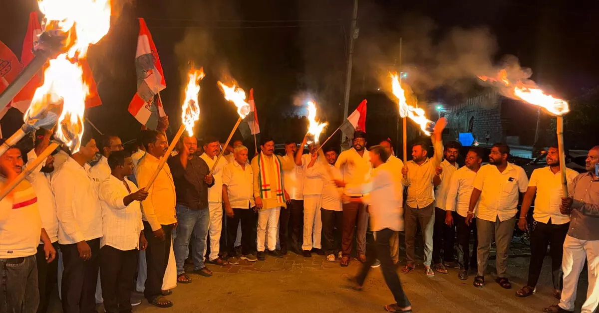 Raichur | ಸತೀಶ್ ಜಾರಕಿಹೊಳಿ ನಿವಾಸದ ಮೇಲಿನ ಈಡಿ ದಾಳಿ ಖಂಡಿಸಿ ಕಾಂಗ್ರೆಸ್ನಿಂದ ಪಂಜಿನ ಮೆರವಣಿಗೆ Raichur | ಸತೀಶ್ ಜಾರಕಿಹೊಳಿ ನಿವಾಸದ ಮೇಲಿನ ಈಡಿ ದಾಳಿ ಖಂಡಿಸಿ ಕಾಂಗ್ರೆಸ್ನಿಂದ ಪಂಜಿನ ಮೆರವಣಿಗೆ