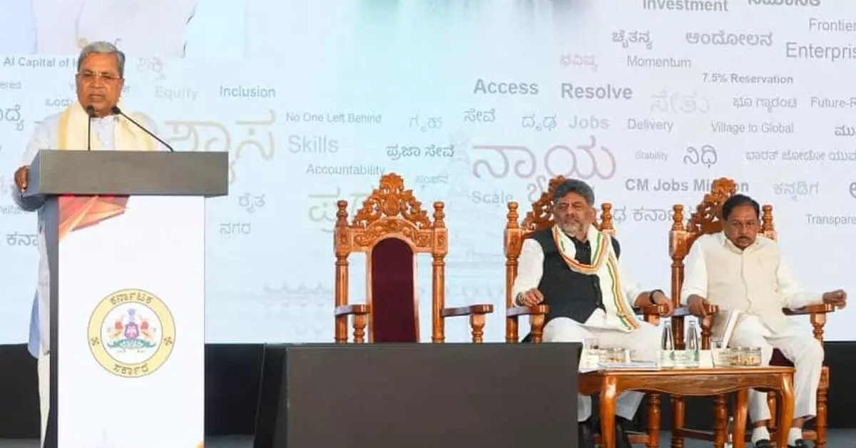 ಡಿ.ಕೆ.ಶಿವಕುಮಾರ್ ನೇತೃತ್ವದ ಸರಕಾರ ಸರಿಯಾದ ಹಾದಿಯಲ್ಲಿ ಸಾಗುತ್ತಿದೆ: ಸಿದ್ದರಾಮಯ್ಯ ಮೆಚ್ಚುಗೆ ಡಿ.ಕೆ.ಶಿವಕುಮಾರ್ ನೇತೃತ್ವದ ಸರಕಾರ ಸರಿಯಾದ ಹಾದಿಯಲ್ಲಿ ಸಾಗುತ್ತಿದೆ: ಸಿದ್ದರಾಮಯ್ಯ ಮೆಚ್ಚುಗೆ