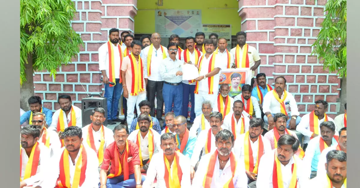 ಯಾದಗಿರಿ ಜಿಲ್ಲೆಯ ಉಳಿದ ಐದು ತಾಲೂಕುಗಳನ್ನೂ ಬರಪೀಡಿತವೆಂದು ಘೋಷಿಸಲು ಕರವೇ ಆಗ್ರಹ ಯಾದಗಿರಿ ಜಿಲ್ಲೆಯ ಉಳಿದ ಐದು ತಾಲೂಕುಗಳನ್ನೂ ಬರಪೀಡಿತವೆಂದು ಘೋಷಿಸಲು ಕರವೇ ಆಗ್ರಹ
