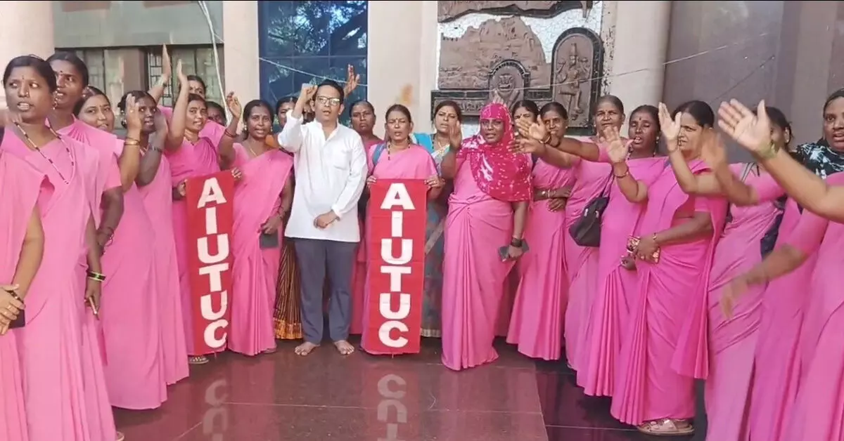 Koppal | ಸ್ಮಾರ್ಟ್ಫೋನ್, ನಿಗದಿತ ವೇತನವಿಲ್ಲದೆ ಸಮಸ್ತ ಆ್ಯಪ್ ಕೆಲಸ: ಆಶಾ ಕಾರ್ಯಕರ್ತೆಯರ ವಿರೋಧ Koppal | ಸ್ಮಾರ್ಟ್ಫೋನ್, ನಿಗದಿತ ವೇತನವಿಲ್ಲದೆ ಸಮಸ್ತ ಆ್ಯಪ್ ಕೆಲಸ: ಆಶಾ ಕಾರ್ಯಕರ್ತೆಯರ ವಿರೋಧ