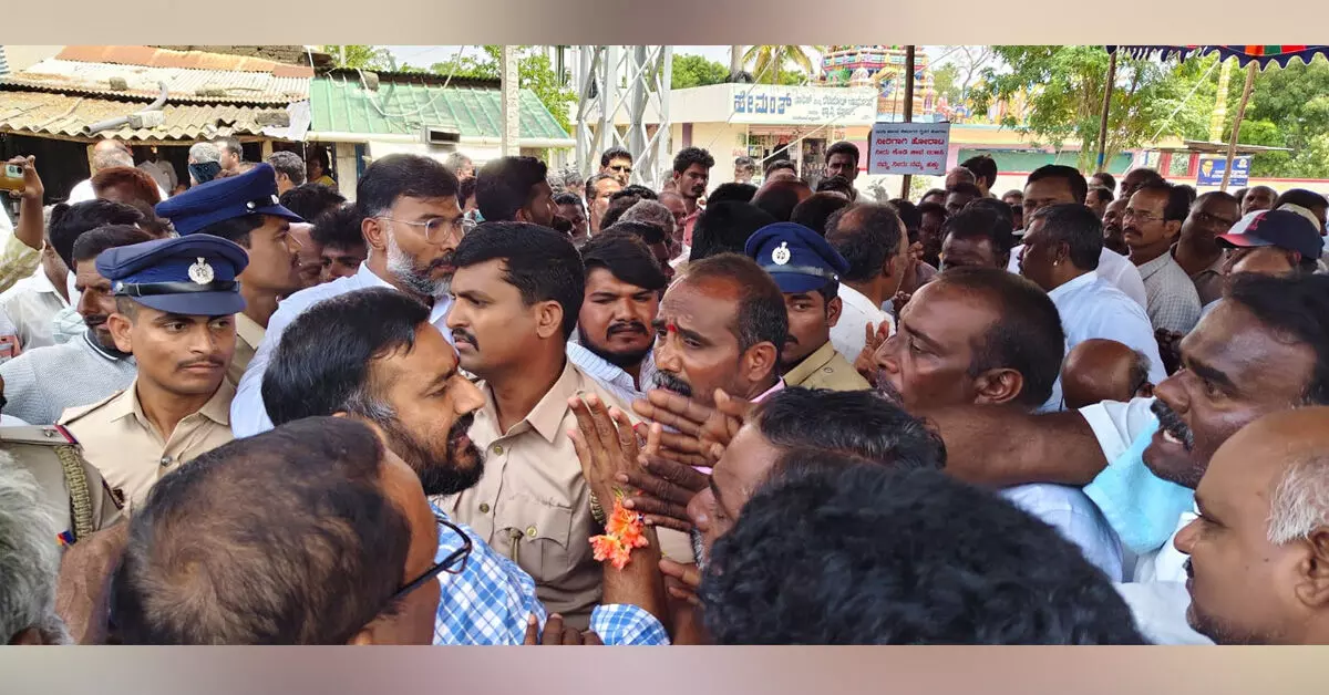 ಸಿಂಧನೂರು | ನೀರಿನ ಸಮಸ್ಯೆ ಪರಿಹರಿಸುವಂತೆ ಆಗ್ರಹಿಸಿ ನಡೆದ ಪ್ರತಿಭಟನೆಯಲ್ಲಿ ಗಲಾಟೆ ಸಿಂಧನೂರು | ನೀರಿನ ಸಮಸ್ಯೆ ಪರಿಹರಿಸುವಂತೆ ಆಗ್ರಹಿಸಿ ನಡೆದ ಪ್ರತಿಭಟನೆಯಲ್ಲಿ ಗಲಾಟೆ
