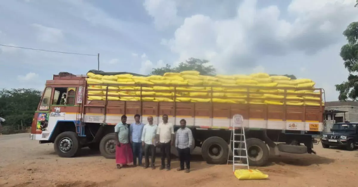 ಸಿರುಗುಪ್ಪ | ಅಕ್ರಮ ರಸಗೊಬ್ಬರ ಸಾಗಾಟ ಯತ್ನ ಆರೋಪ ; 1.80 ಲಕ್ಷ ರೂ. ಮೌಲ್ಯದ 680 ಚೀಲ ಜಪ್ತಿ ಸಿರುಗುಪ್ಪ | ಅಕ್ರಮ ರಸಗೊಬ್ಬರ ಸಾಗಾಟ ಯತ್ನ ಆರೋಪ ; 1.80 ಲಕ್ಷ ರೂ. ಮೌಲ್ಯದ 680 ಚೀಲ ಜಪ್ತಿ