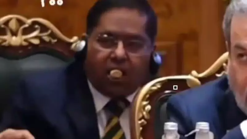 BRICS ಶೃಂಗಸಭೆ | ಇರಾನ್ ಅಧ್ಯಕ್ಷ ಪೆಜೆಶ್ಕಿಯನ್ ಭಾಷಣದ ವೇಳೆ ನೆಕ್ಕಿನೆಕ್ಕಿ ನಟ್ಸ್ ತಿಂದ MEA ವಕ್ತಾರ ರಣಧೀರ್ ಜೈಸ್ವಾಲ್; ಸಾಮಾಜಿಕ ಜಾಲತಾಣದಲ್ಲಿ ವೀಡಿಯೋ ವೈರಲ್ BRICS ಶೃಂಗಸಭೆ | ಇರಾನ್ ಅಧ್ಯಕ್ಷ ಪೆಜೆಶ್ಕಿಯನ್ ಭಾಷಣದ ವೇಳೆ ನೆಕ್ಕಿನೆಕ್ಕಿ ನಟ್ಸ್ ತಿಂದ MEA ವಕ್ತಾರ ರಣಧೀರ್ ಜೈಸ್ವಾಲ್; ಸಾಮಾಜಿಕ ಜಾಲತಾಣದಲ್ಲಿ ವೀಡಿಯೋ ವೈರಲ್
