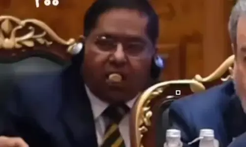 BRICS ಶೃಂಗಸಭೆ | ಇರಾನ್ ಅಧ್ಯಕ್ಷ ಪೆಜೆಶ್ಕಿಯನ್‌ ಭಾಷಣದ ವೇಳೆ ನೆಕ್ಕಿನೆಕ್ಕಿ ನಟ್ಸ್ ತಿಂದ MEA ವಕ್ತಾರ ರಣಧೀರ್‌ ಜೈಸ್ವಾಲ್‌; ಸಾಮಾಜಿಕ ಜಾಲತಾಣದಲ್ಲಿ ವೀಡಿಯೋ ವೈರಲ್