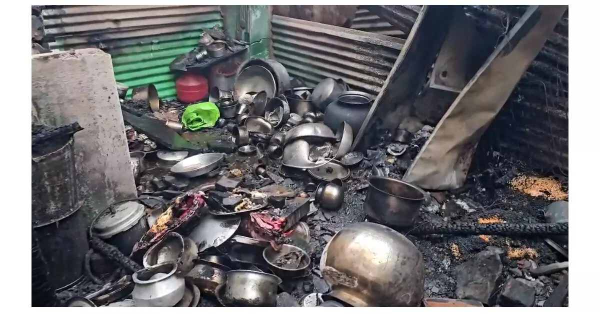 Belagavi | ಬೆಂಕಿ ಅವಘಡ: ಒಂದೇ ಕುಟುಂಬದ ನಾಲ್ವರು ಸಜೀವ ದಹನ; ಇಬ್ಬರು ಗಂಭೀರ Belagavi | ಬೆಂಕಿ ಅವಘಡ: ಒಂದೇ ಕುಟುಂಬದ ನಾಲ್ವರು ಸಜೀವ ದಹನ; ಇಬ್ಬರು ಗಂಭೀರ