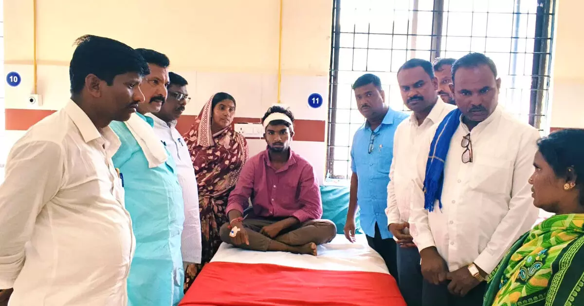 Yadgiri | ದೇವಸ್ಥಾನಕ್ಕೆ ತೆರಳಿದವರ ಮೇಲೆ ಹಲ್ಲೆ ಆರೋಪ : ಆರೋಪಿಗಳ ಬಂಧನಕ್ಕೆ ದಲಿತ ಸಂಘರ್ಷ ಸಮಿತಿ ಆಗ್ರಹ Yadgiri | ದೇವಸ್ಥಾನಕ್ಕೆ ತೆರಳಿದವರ ಮೇಲೆ ಹಲ್ಲೆ ಆರೋಪ : ಆರೋಪಿಗಳ ಬಂಧನಕ್ಕೆ ದಲಿತ ಸಂಘರ್ಷ ಸಮಿತಿ ಆಗ್ರಹ