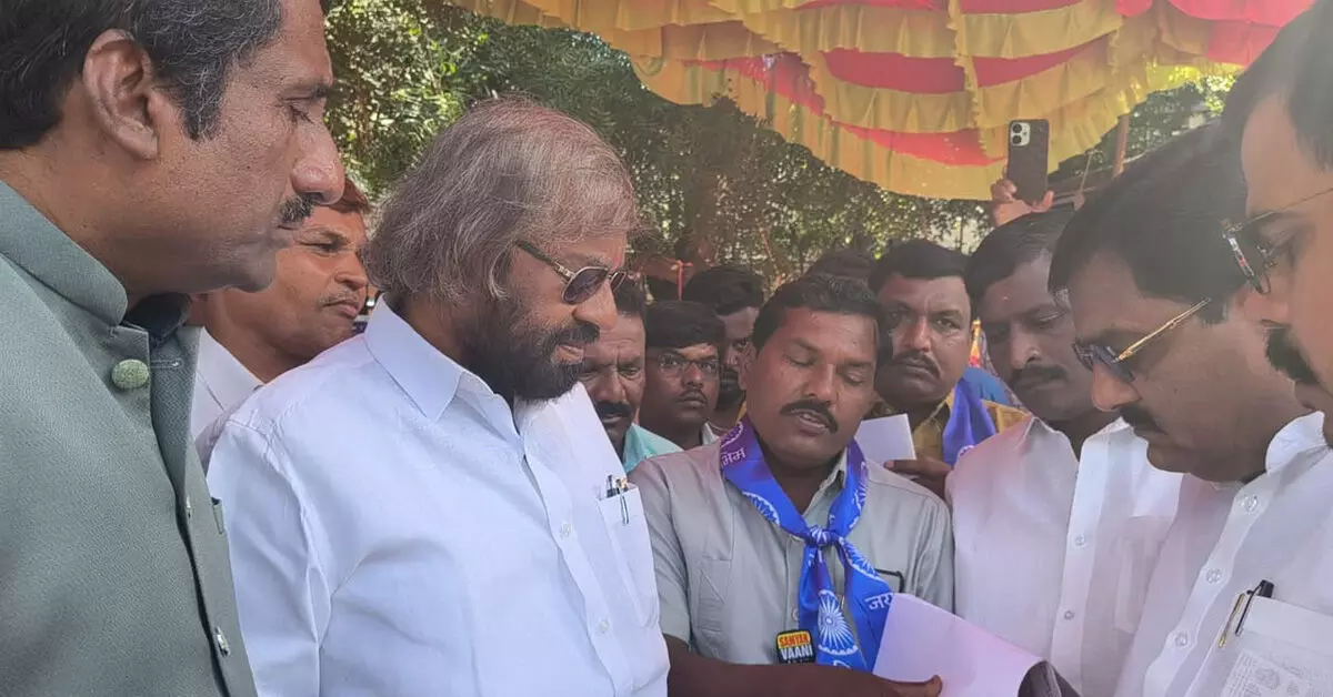 Bidar | ಸ್ಮಶಾನಭೂಮಿ ಮಂಜೂರಿಗೆ ಆಗ್ರಹಿಸಿ 8ನೇ ದಿನಕ್ಕೆ ಕಾಲಿಟ್ಟ ಪ್ರತಿಭಟನೆ : ಸ್ಥಳಕ್ಕೆ ಸಚಿವ ಈಶ್ವರ್ ಖಂಡ್ರೆ ಭೇಟಿ Bidar | ಸ್ಮಶಾನಭೂಮಿ ಮಂಜೂರಿಗೆ ಆಗ್ರಹಿಸಿ 8ನೇ ದಿನಕ್ಕೆ ಕಾಲಿಟ್ಟ ಪ್ರತಿಭಟನೆ : ಸ್ಥಳಕ್ಕೆ ಸಚಿವ ಈಶ್ವರ್ ಖಂಡ್ರೆ ಭೇಟಿ