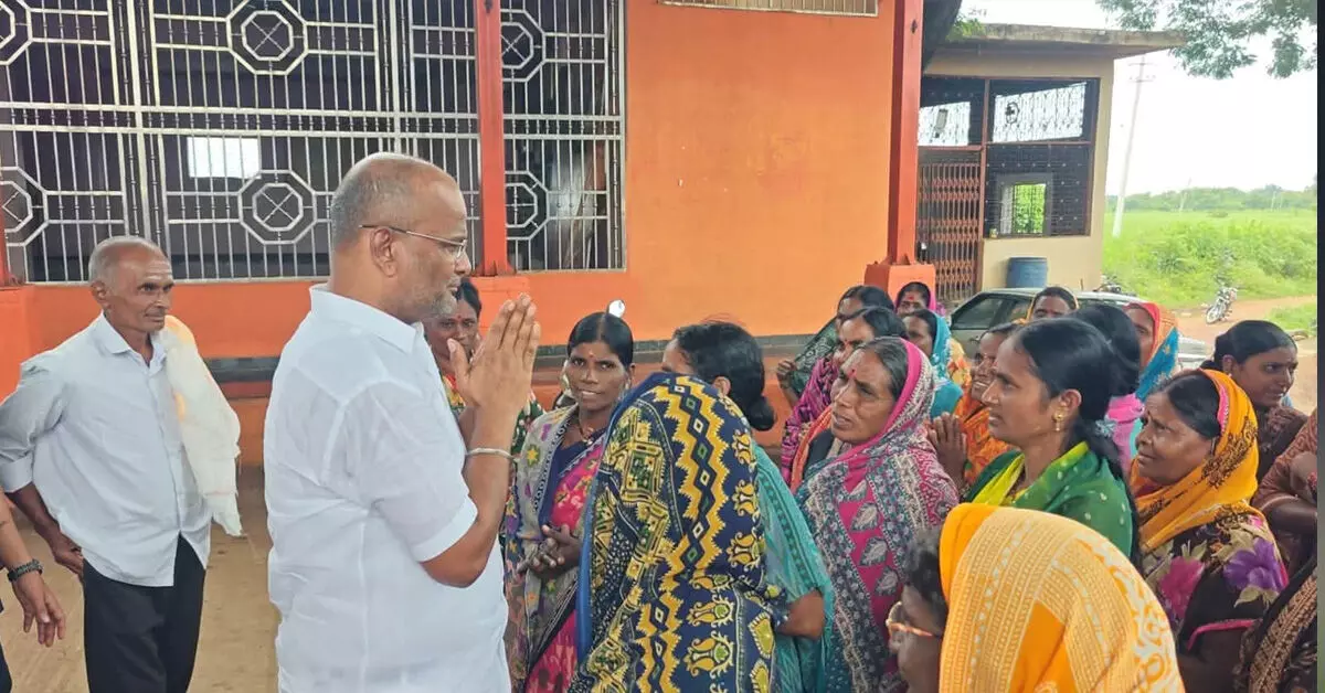 ಬಸವಕಲ್ಯಾಣ | ಮಹಿಳೆಯರಿಂದ ಅಕ್ರಮ ಸರಾಯಿ ತಡೆಗೆ ಶಾಸಕ ಶರಣು ಸಲಗರ್ಗೆ ಮನವಿ ಬಸವಕಲ್ಯಾಣ | ಮಹಿಳೆಯರಿಂದ ಅಕ್ರಮ ಸರಾಯಿ ತಡೆಗೆ ಶಾಸಕ ಶರಣು ಸಲಗರ್ಗೆ ಮನವಿ