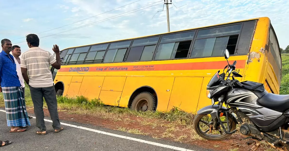 Bidar |ರಸ್ತೆ ಬದಿಯ ಗುಂಡಿಗೆ ಉರುಳಿದ ಕಾಲೇಜ್ ಬಸ್ : ವಿದ್ಯಾರ್ಥಿಗಳು ಪ್ರಾಣಾಪಾಯದಿಂದ ಪಾರು Bidar |ರಸ್ತೆ ಬದಿಯ ಗುಂಡಿಗೆ ಉರುಳಿದ ಕಾಲೇಜ್ ಬಸ್ : ವಿದ್ಯಾರ್ಥಿಗಳು ಪ್ರಾಣಾಪಾಯದಿಂದ ಪಾರು