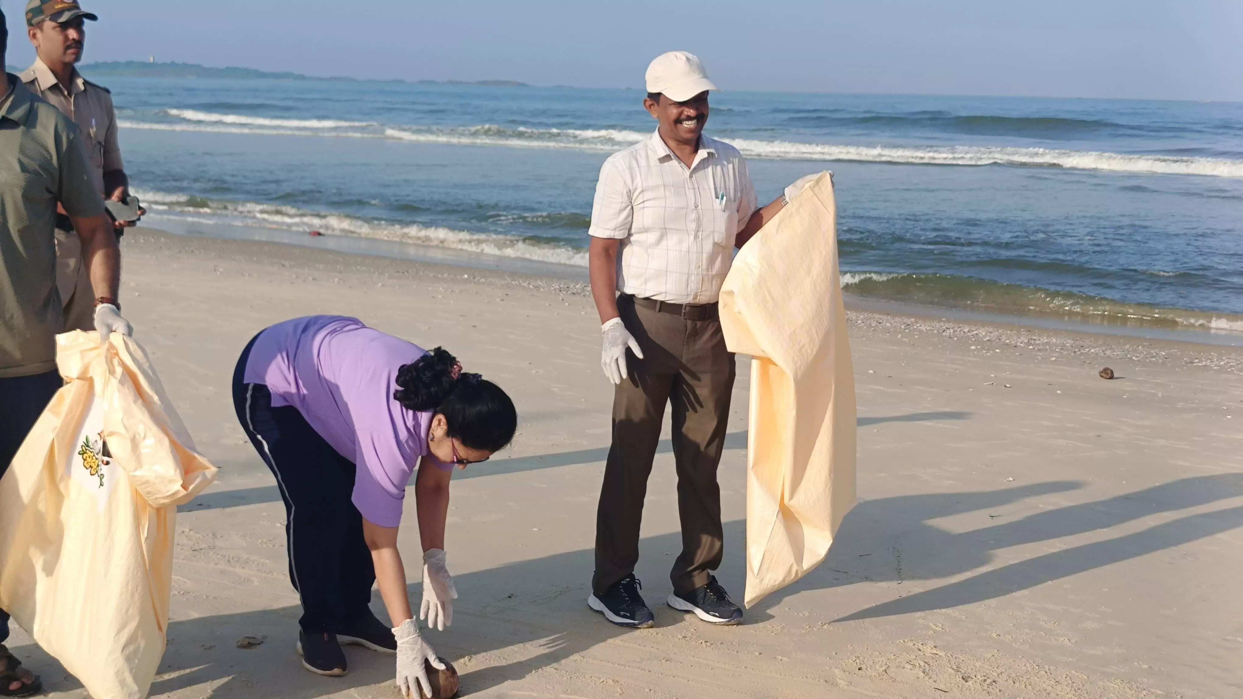 ಮಲ್ಪೆ ಕಡಲ ತೀರದಲ್ಲಿ ಸ್ವಚ್ಛತಾ ಕಾರ್ಯಕ್ರಮ ಮಲ್ಪೆ ಕಡಲ ತೀರದಲ್ಲಿ ಸ್ವಚ್ಛತಾ ಕಾರ್ಯಕ್ರಮ