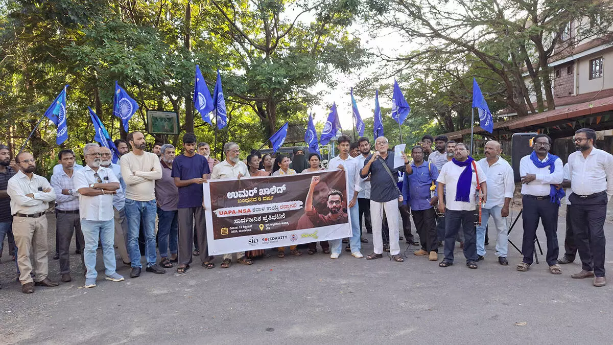 ಜನಪರ ಹೋರಾಟಗಾರರನ್ನು ಧಮನಿಸಲು ಯುಎಪಿಎ ಕಾಯ್ದೆ ರಾಜಕೀಯ ದಾಳವಾಗಿ ಬಳಕೆ: ಪ್ರೊ.ಫಣಿರಾಜ್ ಜನಪರ ಹೋರಾಟಗಾರರನ್ನು ಧಮನಿಸಲು ಯುಎಪಿಎ ಕಾಯ್ದೆ ರಾಜಕೀಯ ದಾಳವಾಗಿ ಬಳಕೆ: ಪ್ರೊ.ಫಣಿರಾಜ್