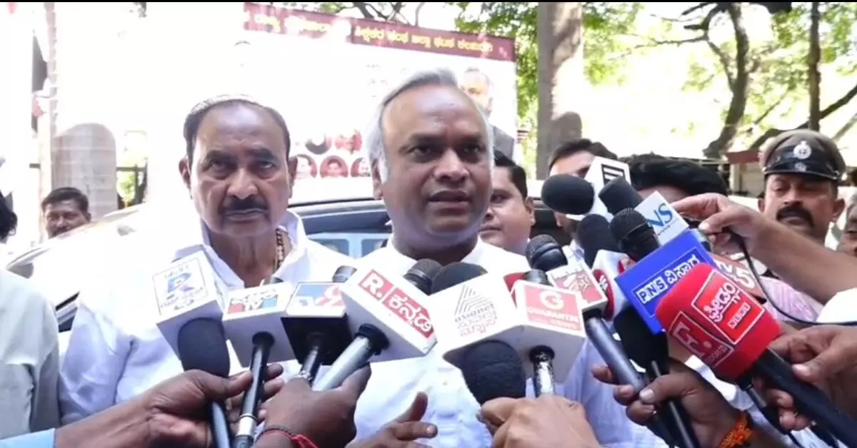 ‘ನಾನು ನಾಲ್ಕು ಸೆಲ್ಗಳ ಗೃಹ ಸಚಿವನಲ್ಲ’ : ಕುಮಾರಸ್ವಾಮಿಗೆ ಸಚಿವ ಪ್ರಿಯಾಂಕ್ ಖರ್ಗೆ ತಿರುಗೇಟು ‘ನಾನು ನಾಲ್ಕು ಸೆಲ್ಗಳ ಗೃಹ ಸಚಿವನಲ್ಲ’ : ಕುಮಾರಸ್ವಾಮಿಗೆ ಸಚಿವ ಪ್ರಿಯಾಂಕ್ ಖರ್ಗೆ ತಿರುಗೇಟು