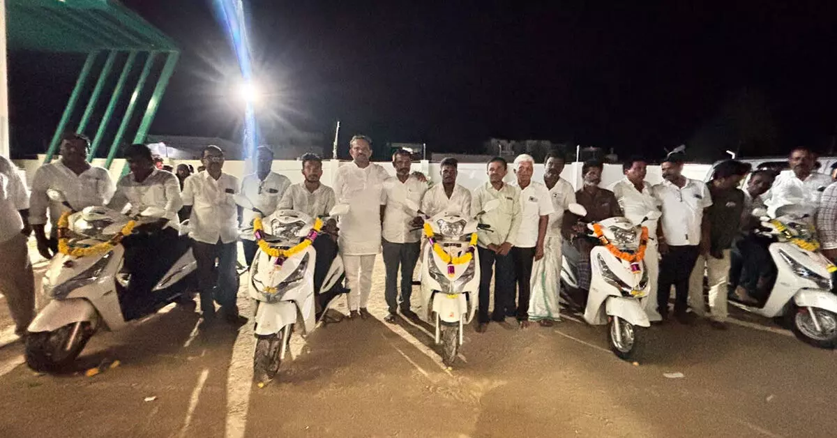 Sindhnur | ಸ್ವಾವಲಂಬಿ ಸಾರಥಿ ಯೋಜನೆಯಡಿ ಫಲಾನುಭವಿಗಳಿಗೆ ಕಾರು, ವಿಶೇಷ ಚೇತನರಿಗೆ ತ್ರಿಚಕ್ರ ವಾಹನ ವಿತರಣೆ Sindhnur | ಸ್ವಾವಲಂಬಿ ಸಾರಥಿ ಯೋಜನೆಯಡಿ ಫಲಾನುಭವಿಗಳಿಗೆ ಕಾರು, ವಿಶೇಷ ಚೇತನರಿಗೆ ತ್ರಿಚಕ್ರ ವಾಹನ ವಿತರಣೆ