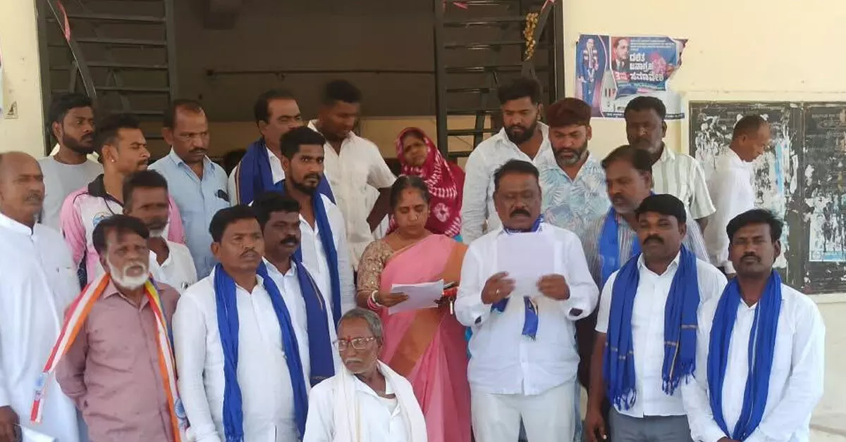 ಸುರಪುರ | ಉಪನೋಂದಣಾಧಿಕಾರಿ ಕಚೇರಿಯಲ್ಲಿ ಭ್ರಷ್ಟಾಚಾರ ಆರೋಪ: ತನಿಖೆಗೆ ಡಿಎಸ್ಎಸ್ ಆಗ್ರಹ ಸುರಪುರ | ಉಪನೋಂದಣಾಧಿಕಾರಿ ಕಚೇರಿಯಲ್ಲಿ ಭ್ರಷ್ಟಾಚಾರ ಆರೋಪ: ತನಿಖೆಗೆ ಡಿಎಸ್ಎಸ್ ಆಗ್ರಹ