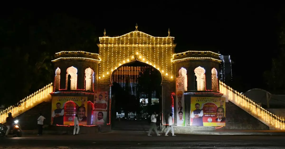 ಕಲ್ಯಾಣ ಕರ್ನಾಟಕ ಉತ್ಸವ : ವಿದ್ಯುತ್ ದೀಪಾಲಂಕಾರದಲ್ಲಿ ಕಂಗೊಳಿಸಿದ ಕಲಬುರಗಿ ನಗರ ಕಲ್ಯಾಣ ಕರ್ನಾಟಕ ಉತ್ಸವ : ವಿದ್ಯುತ್ ದೀಪಾಲಂಕಾರದಲ್ಲಿ ಕಂಗೊಳಿಸಿದ ಕಲಬುರಗಿ ನಗರ