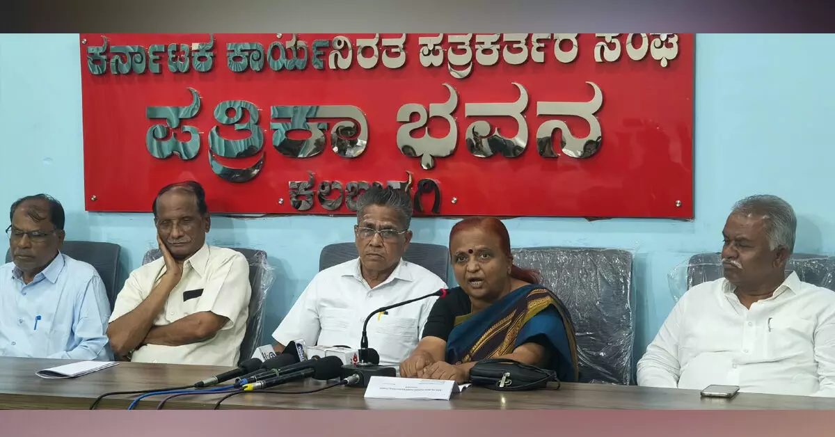 Kalaburagi | ಸೆ.27ರ ‘ಬಸವಾದಿ ಶರಣರ ಹಿಂದೂ ಸಮಾವೇಶ’ಕ್ಕೆ ವಿರೋಧ; ಸೆ.25ರಂದು ಬೃಹತ್ ಪ್ರತಿಭಟನೆಗೆ ಕರೆ Kalaburagi | ಸೆ.27ರ ‘ಬಸವಾದಿ ಶರಣರ ಹಿಂದೂ ಸಮಾವೇಶ’ಕ್ಕೆ ವಿರೋಧ; ಸೆ.25ರಂದು ಬೃಹತ್ ಪ್ರತಿಭಟನೆಗೆ ಕರೆ