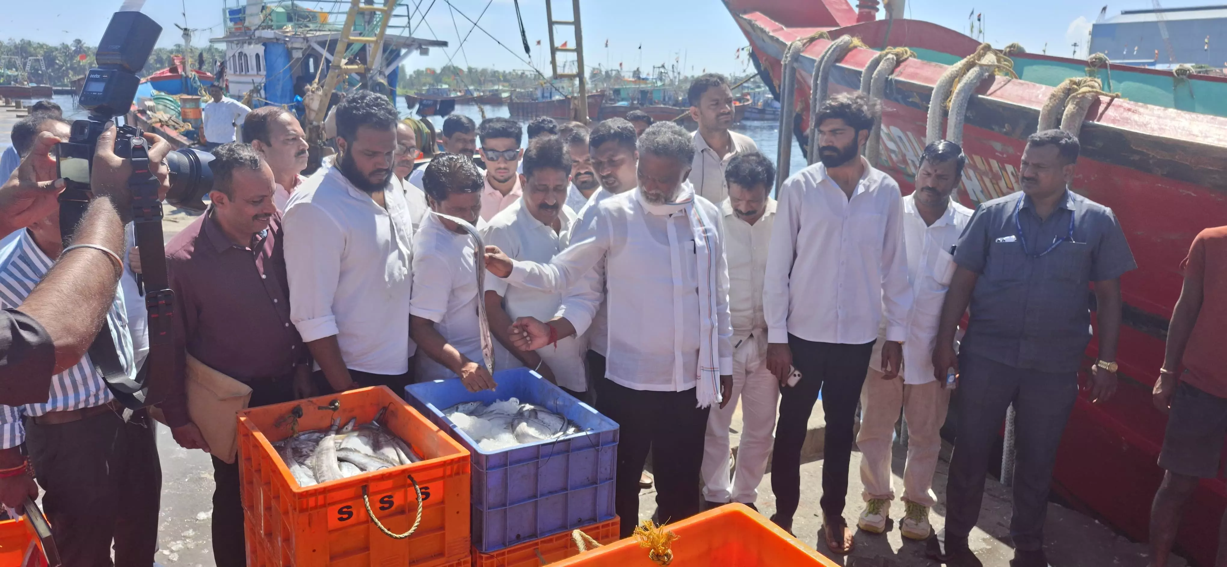 ಮಲ್ಪೆ: ಮಲ್ಪೆ ಮೀನುಗಾರಿಕಾ ಬಂದರಿಗೆ ಸಚಿವ ಬಸವಂತಪ್ಪ ಭೇಟಿ ಮಲ್ಪೆ: ಮಲ್ಪೆ ಮೀನುಗಾರಿಕಾ ಬಂದರಿಗೆ ಸಚಿವ ಬಸವಂತಪ್ಪ ಭೇಟಿ