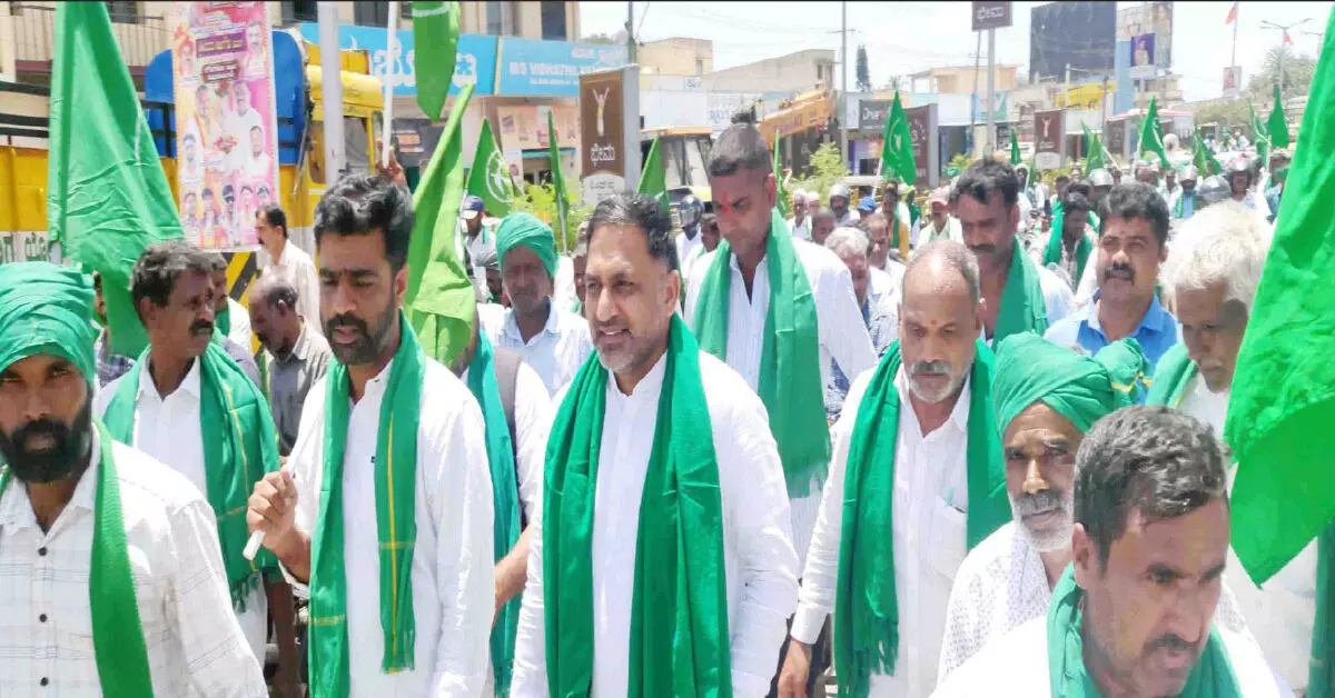 Hassan | ಏತ ನೀರಾವರಿ ನೀರು ಹರಿಸಲು ಆಗ್ರಹಿಸಿ ರೈತರಿಂದ ಧರಣಿ Hassan | ಏತ ನೀರಾವರಿ ನೀರು ಹರಿಸಲು ಆಗ್ರಹಿಸಿ ರೈತರಿಂದ ಧರಣಿ