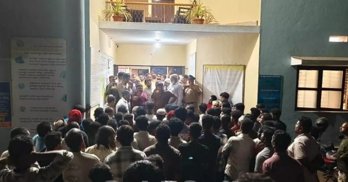 Bhatkal : ಗಣೇಶ ಮೆರವಣಿಗೆ ವೇಳೆ ಮಸೀದಿಗೆ ಕಲ್ಲು ತೂರಾಟ ಆರೋಪ; ಪ್ರಕರಣ ದಾಖಲು Bhatkal : ಗಣೇಶ ಮೆರವಣಿಗೆ ವೇಳೆ ಮಸೀದಿಗೆ ಕಲ್ಲು ತೂರಾಟ ಆರೋಪ; ಪ್ರಕರಣ ದಾಖಲು