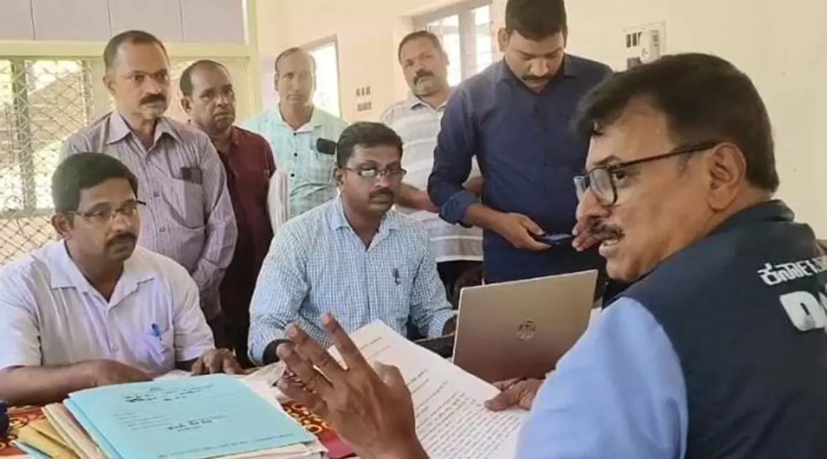 ಕುಂದಾಪುರ | ಬೇಳೂರು ಗ್ರಾಮ ಪಂಚಾಯತ್ಗೆ ಲೋಕಾಯುಕ್ತ ಪೊಲೀಸರಿಂದ ದಾಳಿ ಕುಂದಾಪುರ | ಬೇಳೂರು ಗ್ರಾಮ ಪಂಚಾಯತ್ಗೆ ಲೋಕಾಯುಕ್ತ ಪೊಲೀಸರಿಂದ ದಾಳಿ