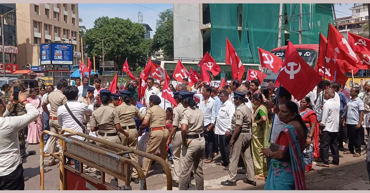 ಮಂಗಳೂರು: ಪ್ರಜಾಸೌಧಕ್ಕೆ ಪ್ರತಿಭಟನಾ ಮೆರವಣಿಗೆ ಹೊರಟ ಸಿಪಿಎಂ ನಾಯಕರು, ಕಾರ್ಯಕರ್ತರು ಪೊಲೀಸ್ ವಶಕ್ಕೆ ಮಂಗಳೂರು: ಪ್ರಜಾಸೌಧಕ್ಕೆ ಪ್ರತಿಭಟನಾ ಮೆರವಣಿಗೆ ಹೊರಟ ಸಿಪಿಎಂ ನಾಯಕರು, ಕಾರ್ಯಕರ್ತರು ಪೊಲೀಸ್ ವಶಕ್ಕೆ
