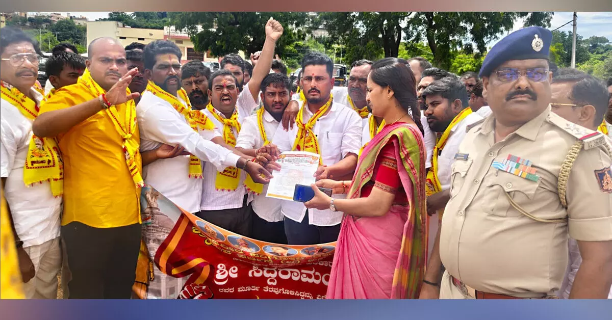 Bidar | ಸಿದ್ದರಾಮಯ್ಯರ ಪ್ರತಿಮೆ ತೆರವು : ತಪ್ಪಿತಸ್ಥ ಅಧಿಕಾರಿಗಳ ವಿರುದ್ಧ ಕ್ರಮಕ್ಕೆ ಆಗ್ರಹ Bidar | ಸಿದ್ದರಾಮಯ್ಯರ ಪ್ರತಿಮೆ ತೆರವು : ತಪ್ಪಿತಸ್ಥ ಅಧಿಕಾರಿಗಳ ವಿರುದ್ಧ ಕ್ರಮಕ್ಕೆ ಆಗ್ರಹ