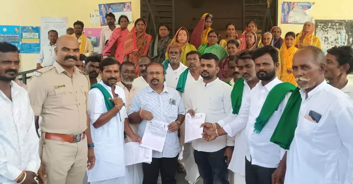 ಸುರಪುರ | ರಸ್ತೆ ಕಾಮಗಾರಿ ಪೂರ್ಣಗೊಳಿಸಲು ಆಗ್ರಹಿಸಿ ರೈತ ಸಂಘದಿಂದ ಪ್ರತಿಭಟನೆ ಸುರಪುರ | ರಸ್ತೆ ಕಾಮಗಾರಿ ಪೂರ್ಣಗೊಳಿಸಲು ಆಗ್ರಹಿಸಿ ರೈತ ಸಂಘದಿಂದ ಪ್ರತಿಭಟನೆ