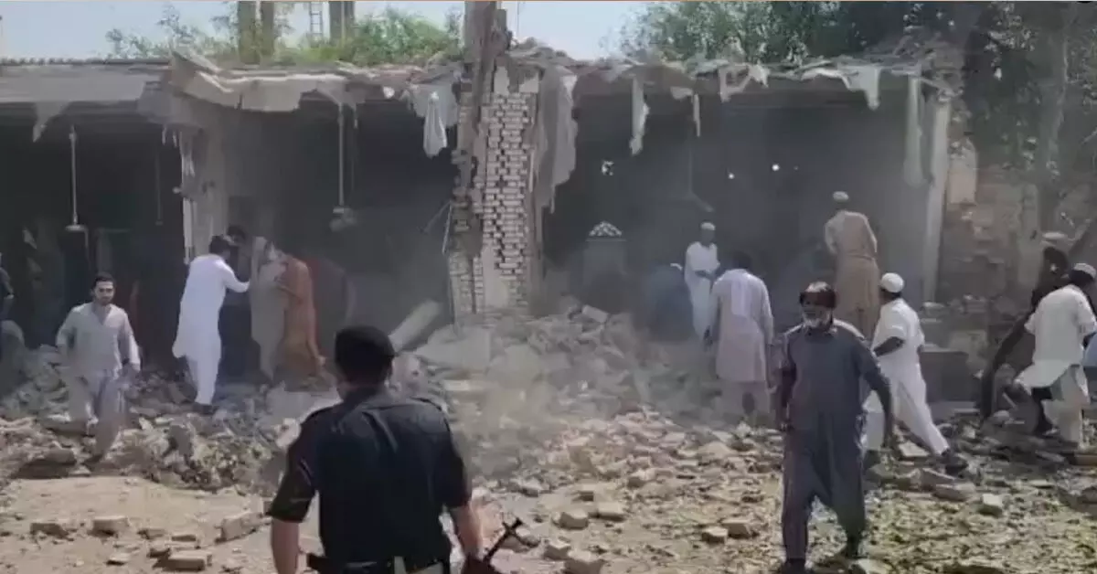 Pakistan | ಖೈಬರ್ ಪಖ್ತುಂಕ್ವಾ ಪ್ರಾಂತ್ಯದ ಮಸೀದಿ ಬಳಿ ಆತ್ಮಹತ್ಯಾ ದಾಳಿ, ಕಾರು ಬಾಂಬ್ ಸ್ಫೋಟ; ಕನಿಷ್ಠ 16 ಮಂದಿ ಮೃತ್ಯು Pakistan | ಖೈಬರ್ ಪಖ್ತುಂಕ್ವಾ ಪ್ರಾಂತ್ಯದ ಮಸೀದಿ ಬಳಿ ಆತ್ಮಹತ್ಯಾ ದಾಳಿ, ಕಾರು ಬಾಂಬ್ ಸ್ಫೋಟ; ಕನಿಷ್ಠ 16 ಮಂದಿ ಮೃತ್ಯು