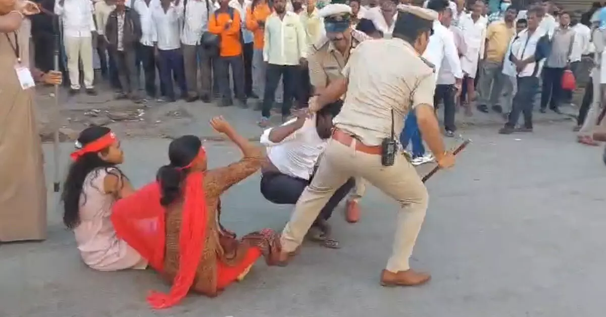 Kalaburagi | ಪ್ರತಿಭಟನೆ ವೇಳೆ ಎಸ್ಎಫ್ಐ ಕಾರ್ಯಕರ್ತರಿಗೆ ಪೊಲೀಸರಿಂದ ಹಲ್ಲೆ ಆರೋಪ; ತನಿಖೆಗೆ ಒತ್ತಾಯ Kalaburagi | ಪ್ರತಿಭಟನೆ ವೇಳೆ ಎಸ್ಎಫ್ಐ ಕಾರ್ಯಕರ್ತರಿಗೆ ಪೊಲೀಸರಿಂದ ಹಲ್ಲೆ ಆರೋಪ; ತನಿಖೆಗೆ ಒತ್ತಾಯ
