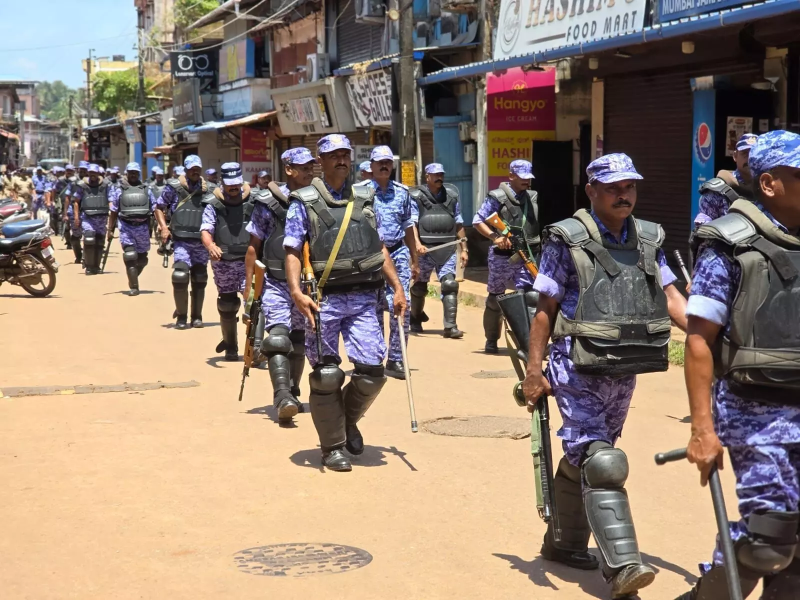 ಭಟ್ಕಳದಲ್ಲಿ ಗಣೇಶ ವಿಸರ್ಜನೆಗೆ ಬಿಗಿ ಪೊಲೀಸ್ ಬಂದೋಬಸ್ತ್ ಭಟ್ಕಳದಲ್ಲಿ ಗಣೇಶ ವಿಸರ್ಜನೆಗೆ ಬಿಗಿ ಪೊಲೀಸ್ ಬಂದೋಬಸ್ತ್
