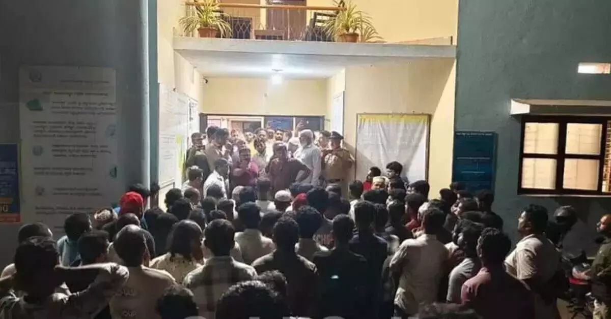 ಭಟ್ಕಳದಲ್ಲಿ ಗಣೇಶ ಮೆರವಣಿಗೆ ವೇಳೆ ಕಲ್ಲು ತೂರಾಟದ ಆರೋಪ; 6 ಬಾಲಕರು ಪೊಲೀಸ್ ವಶಕ್ಕೆ ಭಟ್ಕಳದಲ್ಲಿ ಗಣೇಶ ಮೆರವಣಿಗೆ ವೇಳೆ ಕಲ್ಲು ತೂರಾಟದ ಆರೋಪ; 6 ಬಾಲಕರು ಪೊಲೀಸ್ ವಶಕ್ಕೆ