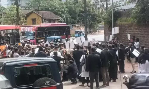 Mangaluru | ಜೈಲು ಜಾಮರ್ ಸಮಸ್ಯೆ; ಪ್ರಜಾ ಸೌಧಕ್ಕೆ ಮುತ್ತಿಗೆ ಹಾಕಲು ತೆರಳುತ್ತಿದ್ದ ವಕೀಲರು ವಶಕ್ಕೆ