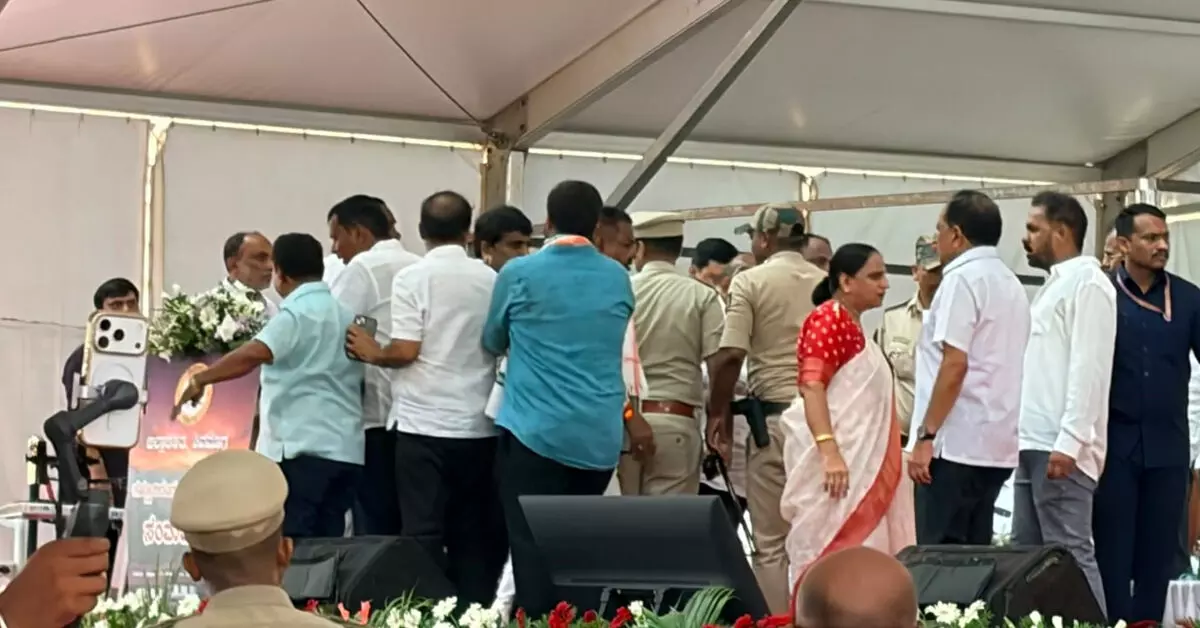 ತೀರ್ಥಹಳ್ಳಿ: ಸಿಎಂ ಕಾರ್ಯಕ್ರಮದಲ್ಲಿ ವಂದೇ ಮಾತರಂ ಎರಡೇ ಚರಣ ಹಾಡಿದ್ದಕ್ಕೆ ಬಿಜೆಪಿ ಶಾಸಕನಿಂದ ಆಕ್ಷೇಪ ತೀರ್ಥಹಳ್ಳಿ: ಸಿಎಂ ಕಾರ್ಯಕ್ರಮದಲ್ಲಿ ವಂದೇ ಮಾತರಂ ಎರಡೇ ಚರಣ ಹಾಡಿದ್ದಕ್ಕೆ ಬಿಜೆಪಿ ಶಾಸಕನಿಂದ ಆಕ್ಷೇಪ