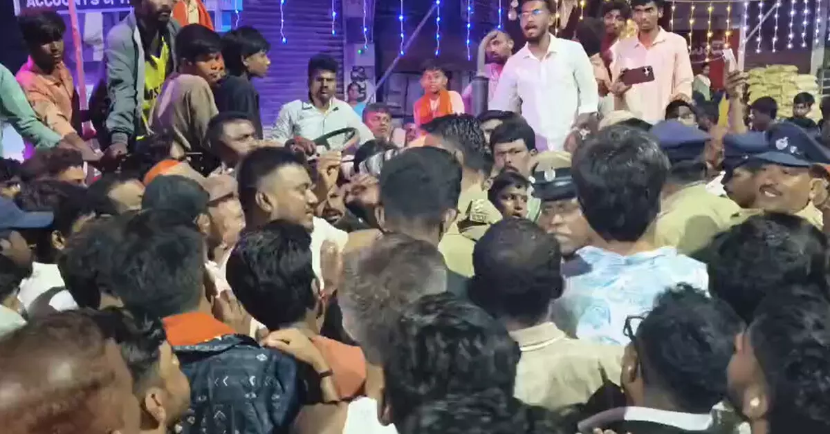 Koppal | ಗಣೇಶ ವಿಸರ್ಜನಾ ಮೆರವಣಿಗೆಯಲ್ಲಿ ಡಿಜೆ ಬಂದ್: ಪೊಲೀಸರು–ಯುವಕರ ನಡುವೆ ವಾಗ್ವಾದ; ಆರೋಪ Koppal | ಗಣೇಶ ವಿಸರ್ಜನಾ ಮೆರವಣಿಗೆಯಲ್ಲಿ ಡಿಜೆ ಬಂದ್: ಪೊಲೀಸರು–ಯುವಕರ ನಡುವೆ ವಾಗ್ವಾದ; ಆರೋಪ