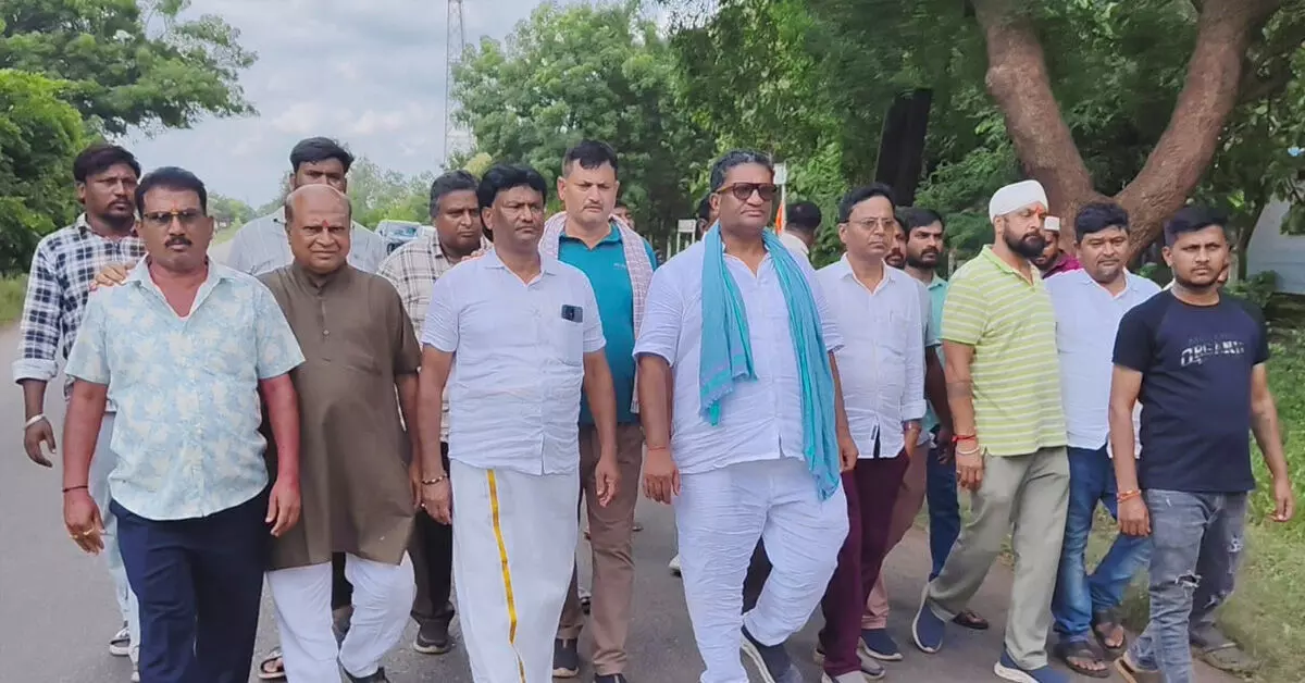 ಹುಮನಾಬಾದ್ | ಬಿಎಸ್ಎಸ್ಕೆ ಸಕ್ಕರೆ ಕಾರ್ಖಾನೆ ಪುನರಾರಂಭಕ್ಕೆ ಆಗ್ರಹಿಸಿ ಎಂಎಲ್ಸಿ ಭೀಮರಾವ್ ಪಾಟೀಲ್ ಪಾದಯಾತ್ರೆ ಹುಮನಾಬಾದ್ | ಬಿಎಸ್ಎಸ್ಕೆ ಸಕ್ಕರೆ ಕಾರ್ಖಾನೆ ಪುನರಾರಂಭಕ್ಕೆ ಆಗ್ರಹಿಸಿ ಎಂಎಲ್ಸಿ ಭೀಮರಾವ್ ಪಾಟೀಲ್ ಪಾದಯಾತ್ರೆ