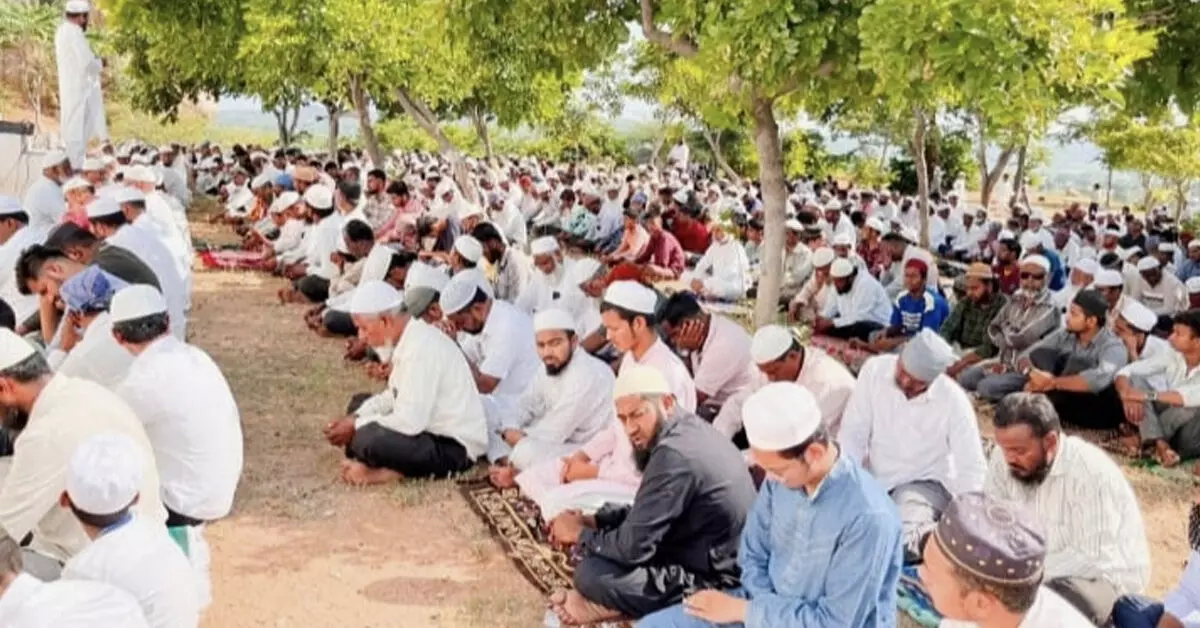 ಸುರಪುರ | ಮಳೆಗಾಗಿ ಈದ್ಗಾ ಮೈದಾನದಲ್ಲಿ ಮುಸ್ಲಿಂ ಸಮಾಜದಿಂದ ವಿಶೇಷ ಪ್ರಾರ್ಥನೆ ಸುರಪುರ | ಮಳೆಗಾಗಿ ಈದ್ಗಾ ಮೈದಾನದಲ್ಲಿ ಮುಸ್ಲಿಂ ಸಮಾಜದಿಂದ ವಿಶೇಷ ಪ್ರಾರ್ಥನೆ