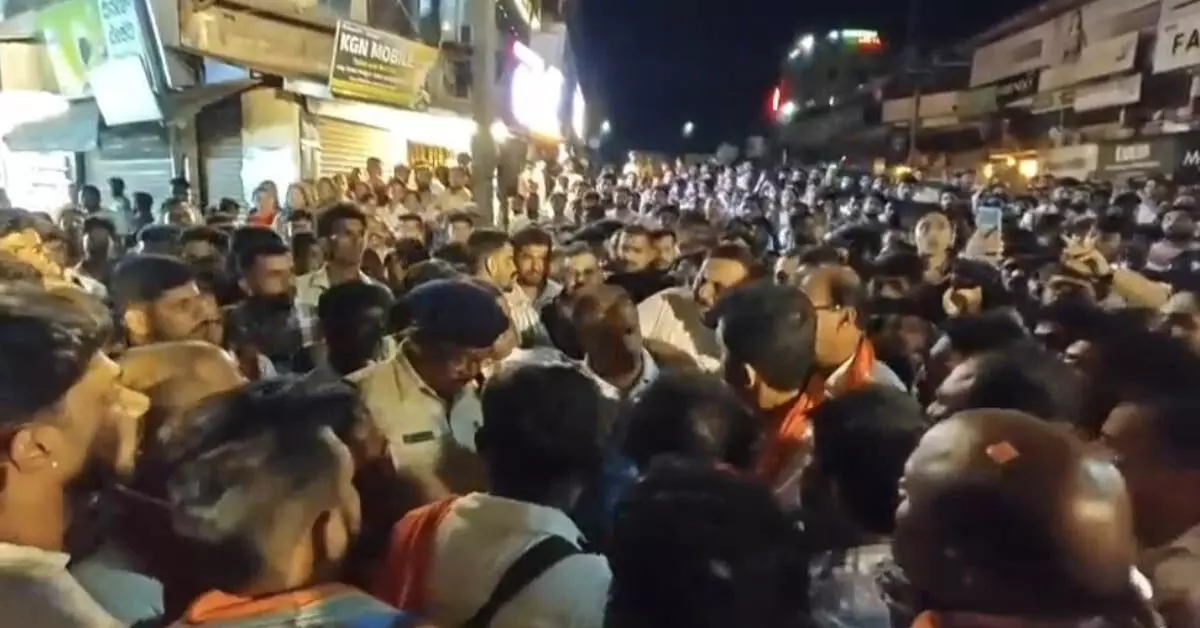 ಪುತ್ತೂರು: ಗಣೇಶೋತ್ಸವ ಶೋಭಾಯಾತ್ರೆಯಲ್ಲಿ ಅವಧಿ ಮೀರಿ ಧ್ವನಿವರ್ಧಕ ಬಳಕೆ, ಪೊಲೀಸ್ ಕರ್ತವ್ಯಕ್ಕೆ ಅಡ್ಡಿ ಆರೋಪ; ಪ್ರಕರಣ ದಾಖಲು ಪುತ್ತೂರು: ಗಣೇಶೋತ್ಸವ ಶೋಭಾಯಾತ್ರೆಯಲ್ಲಿ ಅವಧಿ ಮೀರಿ ಧ್ವನಿವರ್ಧಕ ಬಳಕೆ, ಪೊಲೀಸ್ ಕರ್ತವ್ಯಕ್ಕೆ ಅಡ್ಡಿ ಆರೋಪ; ಪ್ರಕರಣ ದಾಖಲು
