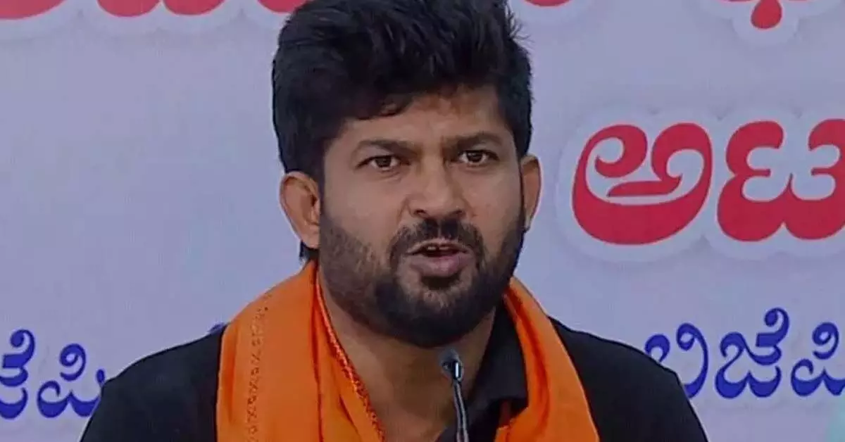Mysuru | ಗಣೇಶೋತ್ಸವ ಮೆರವಣಿಗೆ ವೇಳೆ ಪ್ರಚೋದನಕಾರಿ ಭಾಷಣ ಆರೋಪ: ಪ್ರತಾಪ್ ಸಿಂಹ ವಿರುದ್ಧ FIR ದಾಖಲು Mysuru | ಗಣೇಶೋತ್ಸವ ಮೆರವಣಿಗೆ ವೇಳೆ ಪ್ರಚೋದನಕಾರಿ ಭಾಷಣ ಆರೋಪ: ಪ್ರತಾಪ್ ಸಿಂಹ ವಿರುದ್ಧ FIR ದಾಖಲು