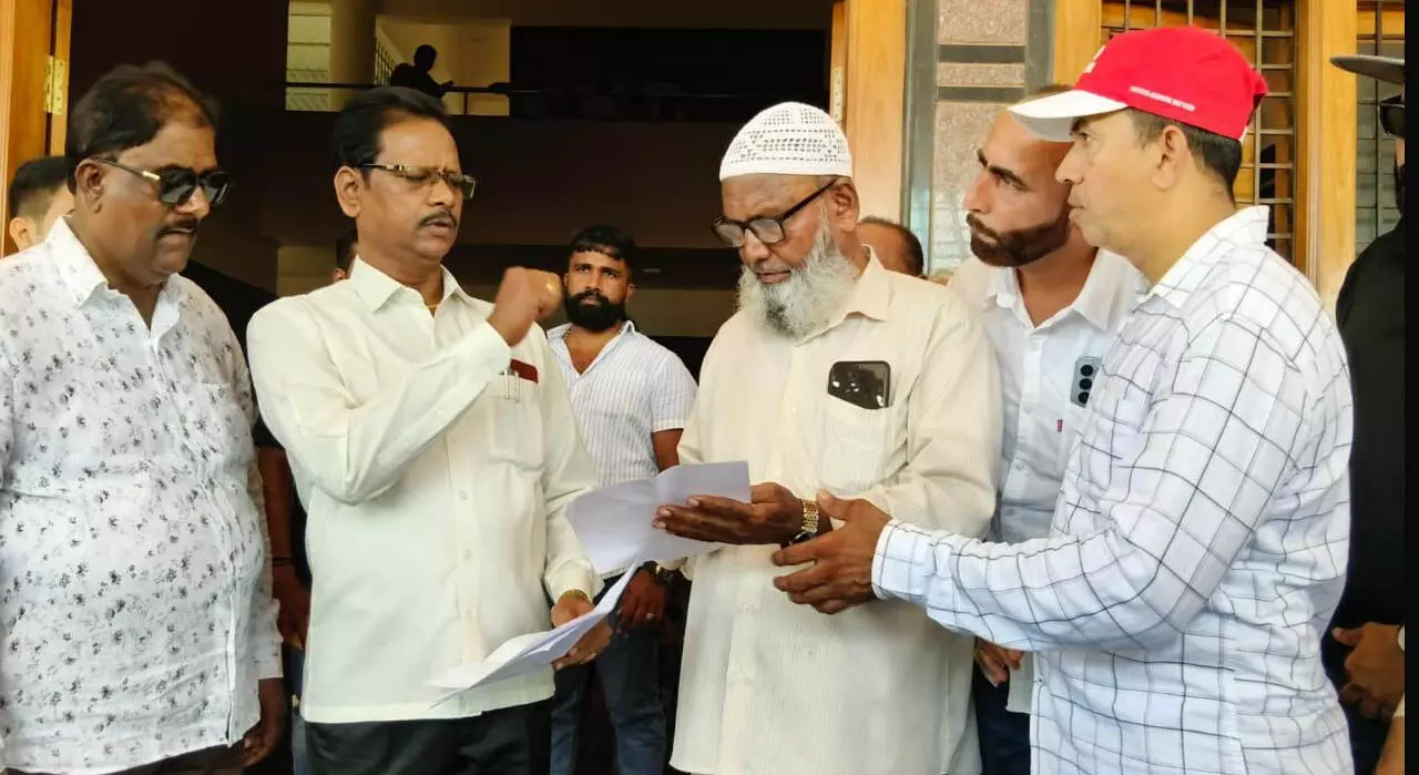 ಶಿರೂರು: ಬುಖಾರಿ ಕಾಲೋನಿ ರಸ್ತೆ ನಿರ್ಮಾಣಕ್ಕೆ ಆಗ್ರಹಿಸಿ ಧರಣಿ ಶಿರೂರು: ಬುಖಾರಿ ಕಾಲೋನಿ ರಸ್ತೆ ನಿರ್ಮಾಣಕ್ಕೆ ಆಗ್ರಹಿಸಿ ಧರಣಿ