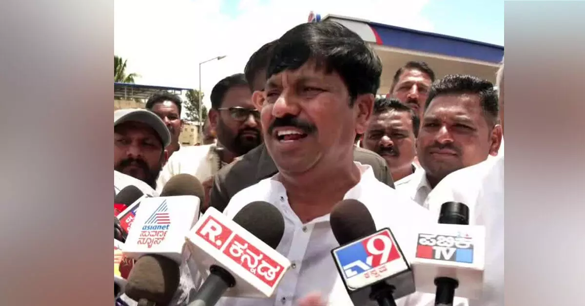 ಕಲ್ಲು ಕ್ವಾರಿ ನಿಯಮ ಉಲ್ಲಂಘನೆ ಆರೋಪ: ದಂಡ ಹಾಕಿಲ್ಲ, ಬರೀ ನೋಟಿಸ್ ಬಂದಿದೆ : ರುದ್ರಪ್ಪ ಲಮಾಣಿ ಕಲ್ಲು ಕ್ವಾರಿ ನಿಯಮ ಉಲ್ಲಂಘನೆ ಆರೋಪ: ದಂಡ ಹಾಕಿಲ್ಲ, ಬರೀ ನೋಟಿಸ್ ಬಂದಿದೆ : ರುದ್ರಪ್ಪ ಲಮಾಣಿ