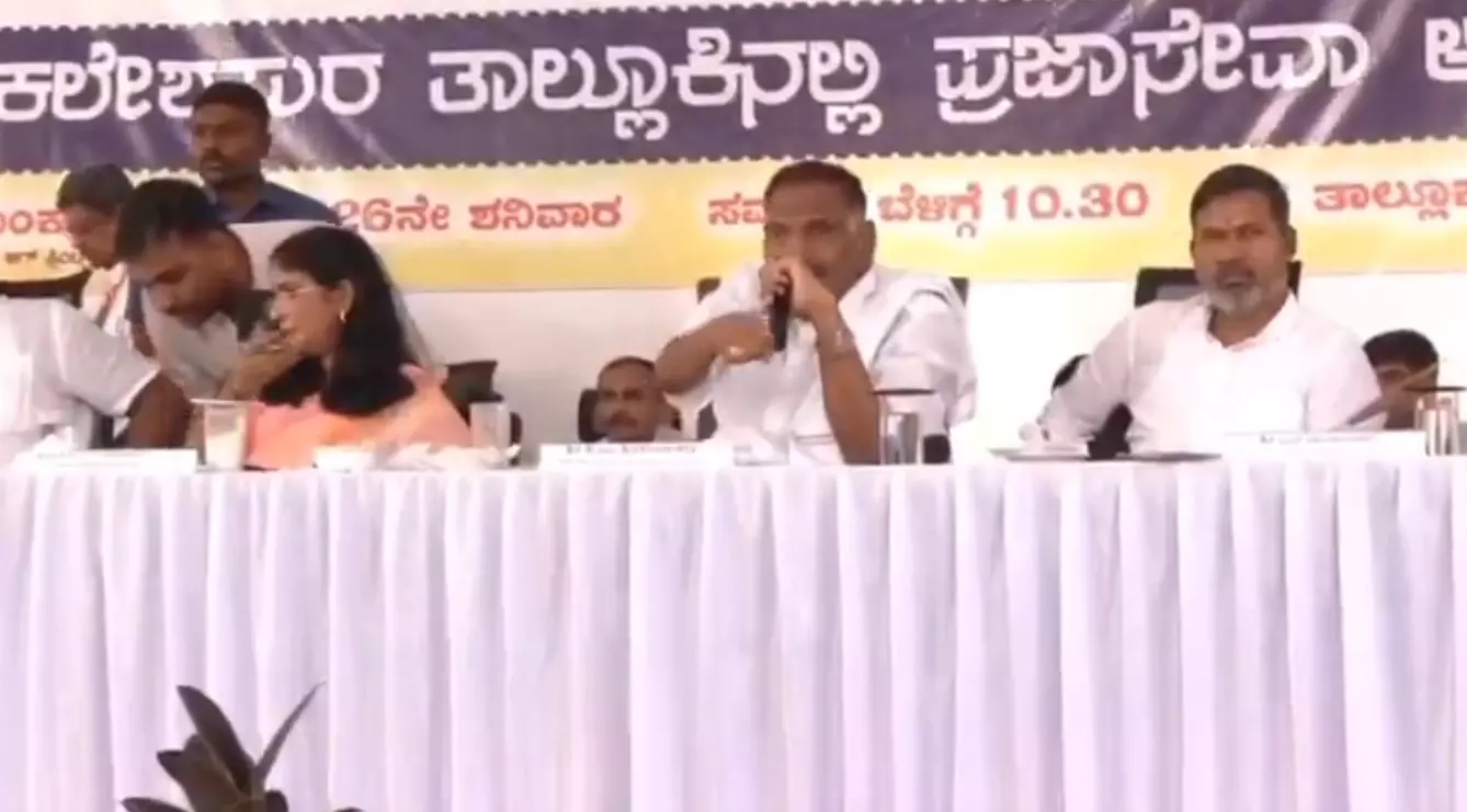‘ಗೌರವಯುತವಾಗಿ ಕೊಡುವುದು ಧರ್ಮ’ ಎಂದ ಶಿವಲಿಂಗೇಗೌಡರ ಹೇಳಿಕೆಗೆ ಸಾರ್ವಜನಿಕರ ಆಕ್ಷೇಪ: ‘ನಾನು ಹೇಳಿದ್ದು ಗೌರವ ಕೊಡಲು, ಹಣವಲ್ಲ’ ಎಂದು ಸ್ಪಷ್ಟನೆ ನೀಡಿದ ಸಚಿವರು ‘ಗೌರವಯುತವಾಗಿ ಕೊಡುವುದು ಧರ್ಮ’ ಎಂದ ಶಿವಲಿಂಗೇಗೌಡರ ಹೇಳಿಕೆಗೆ ಸಾರ್ವಜನಿಕರ ಆಕ್ಷೇಪ: ‘ನಾನು ಹೇಳಿದ್ದು ಗೌರವ ಕೊಡಲು, ಹಣವಲ್ಲ’ ಎಂದು ಸ್ಪಷ್ಟನೆ ನೀಡಿದ ಸಚಿವರು