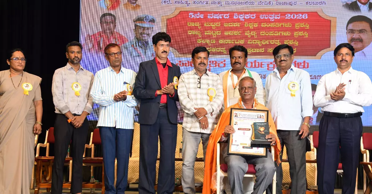 ಕೆಂಭಾವಿ | ಸಾಹಿತಿ ನಿಂಗನಗೌಡ ದೇಸಾಯಿಗೆ ‘ಸಾಧಕ ರತ್ನ’ ಪ್ರಶಸ್ತಿ ಕೆಂಭಾವಿ | ಸಾಹಿತಿ ನಿಂಗನಗೌಡ ದೇಸಾಯಿಗೆ ‘ಸಾಧಕ ರತ್ನ’ ಪ್ರಶಸ್ತಿ