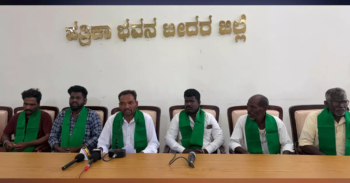 Bidar | ದಲಿತ ರೈತನ ಜಮೀನಿಗೆ ರಕ್ಷಣೆ ನೀಡಬೇಕು : ಅಂಬಾದಾಸ್ ಸೈನ್ಯ ಆಗ್ರಹ Bidar | ದಲಿತ ರೈತನ ಜಮೀನಿಗೆ ರಕ್ಷಣೆ ನೀಡಬೇಕು : ಅಂಬಾದಾಸ್ ಸೈನ್ಯ ಆಗ್ರಹ