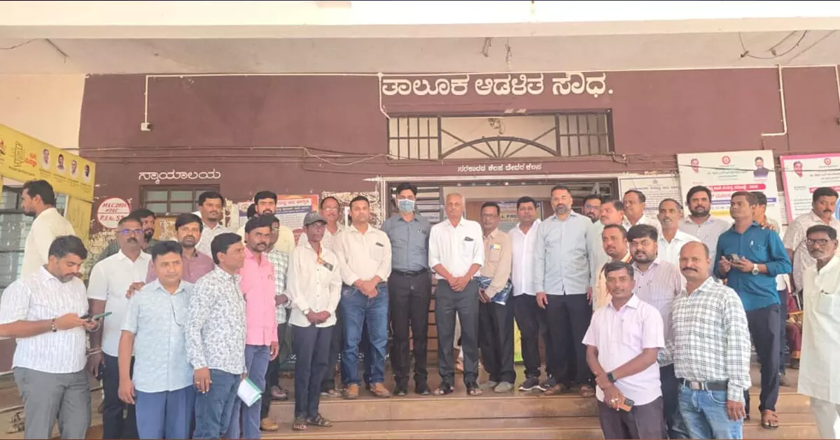 Basavakalyan | ಆರೋಗ್ಯಾಧಿಕಾರಿಗಳ ಅಮಾನತು ಆದೇಶ ಹಿಂಪಡೆಯಲು ಸರ್ಕಾರಿ ನೌಕರರ ಸಂಘ ಆಗ್ರಹ Basavakalyan | ಆರೋಗ್ಯಾಧಿಕಾರಿಗಳ ಅಮಾನತು ಆದೇಶ ಹಿಂಪಡೆಯಲು ಸರ್ಕಾರಿ ನೌಕರರ ಸಂಘ ಆಗ್ರಹ