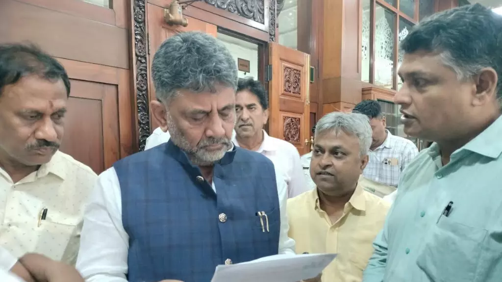 ಪೌರಕಾರ್ಮಿಕರ ಸ್ಥಿತಿಗತಿ ಅಧ್ಯಯನಕ್ಕೆ ಸಮಿತಿ ರಚಿಸಿ: ಸಿಎಂಗೆ ಪತ್ರಕರ್ತರ ಬಳಗ ಮನವಿ ಪೌರಕಾರ್ಮಿಕರ ಸ್ಥಿತಿಗತಿ ಅಧ್ಯಯನಕ್ಕೆ ಸಮಿತಿ ರಚಿಸಿ: ಸಿಎಂಗೆ ಪತ್ರಕರ್ತರ ಬಳಗ ಮನವಿ