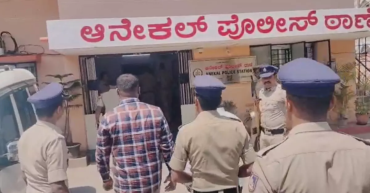 Bengaluru | ಅನೇಕಲ್ನಲ್ಲಿ ಅಕ್ರಮ ಕಂಟ್ರಿಮೇಡ್ ಪಿಸ್ತೂಲ್ ಮಾರಾಟ ಜಾಲ ಪತ್ತೆ : 7 ಆರೋಪಿಗಳ ಬಂಧನ Bengaluru | ಅನೇಕಲ್ನಲ್ಲಿ ಅಕ್ರಮ ಕಂಟ್ರಿಮೇಡ್ ಪಿಸ್ತೂಲ್ ಮಾರಾಟ ಜಾಲ ಪತ್ತೆ : 7 ಆರೋಪಿಗಳ ಬಂಧನ
